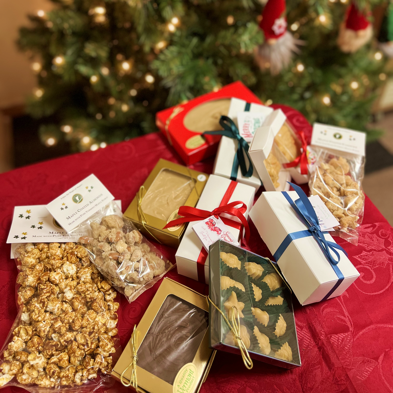 https://maplecitycandy.com/cdn/shop/files/home_pg_xmas1.png?v=1699388209&width=1600